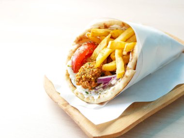 Lokantada lezzetli Yunan yemeği jiroskoplarının yakın plan görüntüsü 