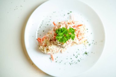 Lokantadaki ana yemek tabağının yakın plan görüntüsü.