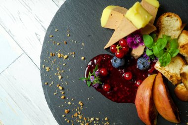 Tahta masadaki lezzetli ana yemek tabağının yakın çekimi. 