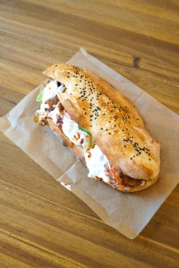 Restoran masasındaki lezzetli fast food yemeğinin yakın plan görüntüsü.