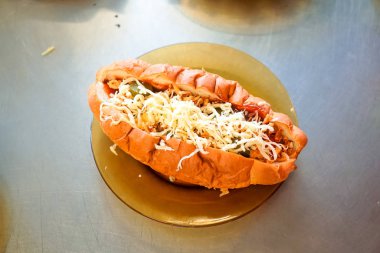 Restoran masasındaki lezzetli fast food yemeğinin yakın plan görüntüsü.