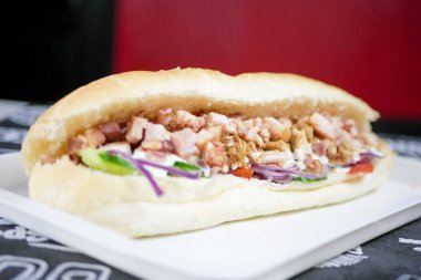 Restoran masasındaki lezzetli fast food yemeğinin yakın plan görüntüsü.