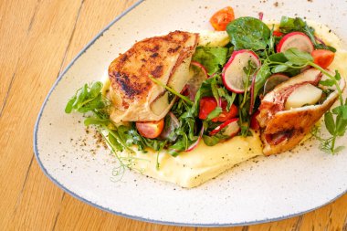 Lokantadaki ana yemek tabağının yakın plan görüntüsü.