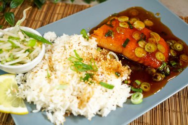 Lokantadaki ana yemek tabağının yakın plan görüntüsü.