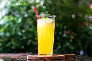 Restoran masasındaki taze kokteylin yakın plan görüntüsü.
