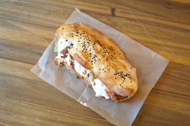 Restoran masasındaki lezzetli fast food yemeğinin yakın plan görüntüsü.