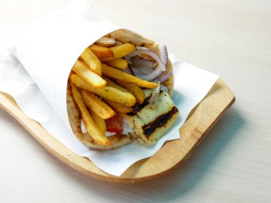 Lokantada lezzetli Yunan yemeği jiroskoplarının yakın plan görüntüsü 