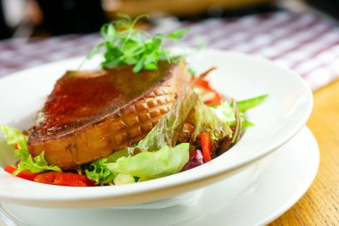 Lokantadaki lezzetli ana yemeğin yakın görüntüsü.