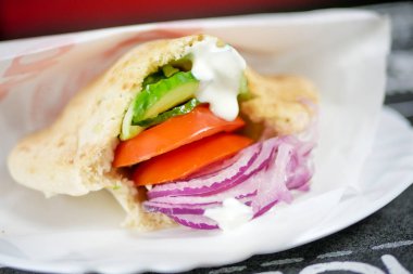 Restoran masasındaki lezzetli fast food yemeğinin yakın plan görüntüsü.