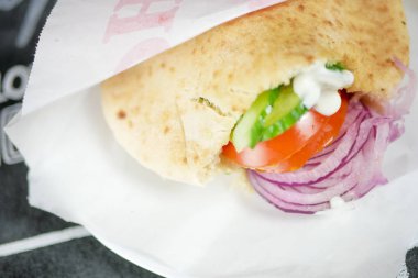 Restoran masasındaki lezzetli fast food yemeğinin yakın plan görüntüsü.