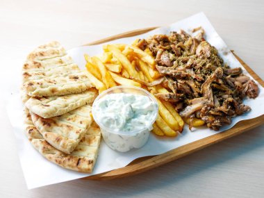 Lokantada lezzetli Yunan yemeği jiroskoplarının yakın plan görüntüsü 