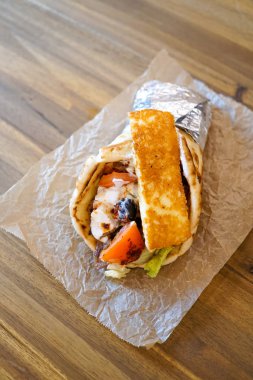 Lokantada lezzetli Yunan yemeği jiroskoplarının yakın plan görüntüsü 