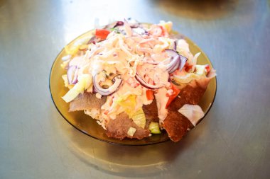 Lokantada lezzetli Yunan yemeği jiroskoplarının yakın plan görüntüsü 