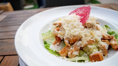 Tahta masadaki lezzetli ana yemek tabağının yakın çekimi. 