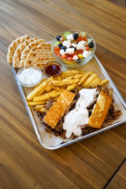 Lokantada lezzetli Yunan yemeği jiroskoplarının yakın plan görüntüsü 