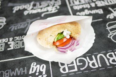 Restoran masasındaki lezzetli fast food yemeğinin yakın plan görüntüsü.