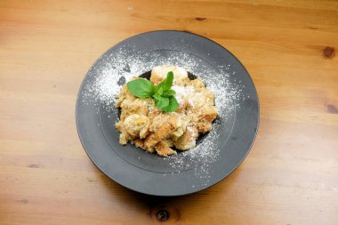 Lokanta masasının üstünde lezzetli tatlı manzarası.