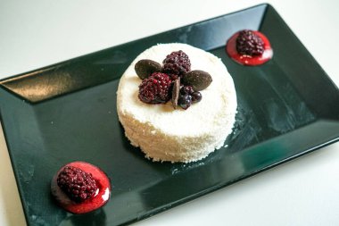 Lokanta masasının üstünde lezzetli tatlı manzarası.