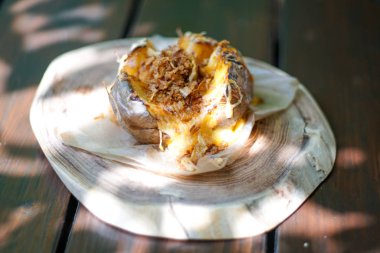 Restoran masasındaki lezzetli fast food yemeğinin yakın plan görüntüsü.