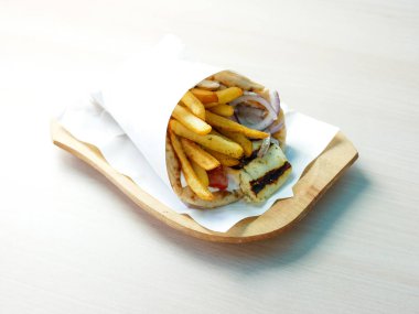 Lokantada lezzetli Yunan yemeği jiroskoplarının yakın plan görüntüsü 