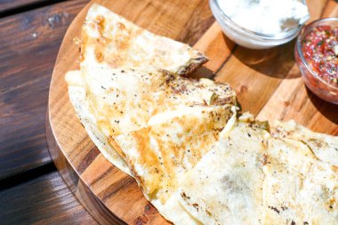 Restoran masasındaki lezzetli fast food yemeğinin yakın plan görüntüsü.