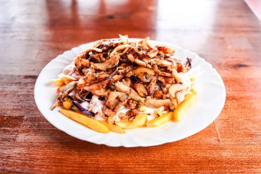 Lokantada lezzetli Yunan yemeği jiroskoplarının yakın plan görüntüsü 