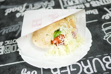 Restoran masasındaki lezzetli fast food yemeğinin yakın plan görüntüsü.