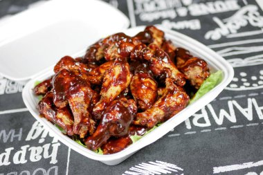 Restoran masasındaki lezzetli fast food yemeğinin yakın plan görüntüsü.