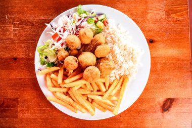 Tahta masadaki lezzetli ana yemek tabağının yakın çekimi. 