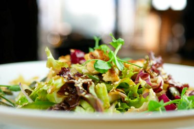 Lokantadaki lezzetli ana yemeğin yakın görüntüsü.