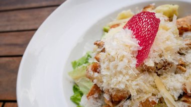 Tahta masadaki lezzetli ana yemek tabağının yakın çekimi. 