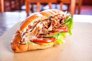 Restoran masasındaki lezzetli fast food yemeğinin yakın plan görüntüsü.