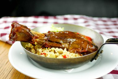 Masadaki lezzetli ana yemeğin yakın görüntüsü.