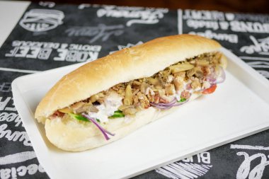 Restoran masasındaki lezzetli fast food yemeğinin yakın plan görüntüsü.