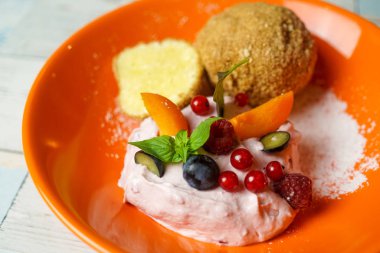 Lokanta masasının üstünde lezzetli tatlı manzarası.