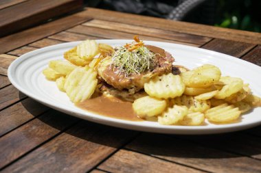 Masadaki lezzetli ana yemeğin yakın görüntüsü.