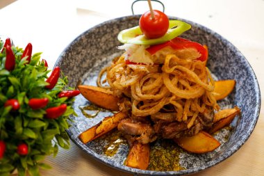 Lokantadaki Asya yemeğinin yakın plan görüntüsü.