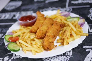 Restoran masasındaki lezzetli fast food yemeğinin yakın plan görüntüsü.