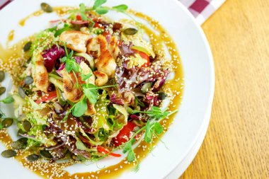 Lokantadaki lezzetli ana yemeğin yakın görüntüsü.