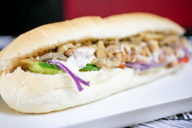 Restoran masasındaki lezzetli fast food yemeğinin yakın plan görüntüsü.