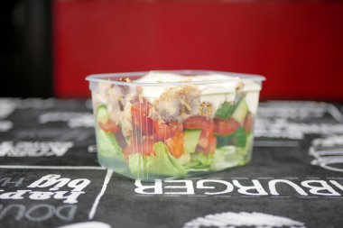 Restoran masasındaki lezzetli fast food yemeğinin yakın plan görüntüsü.