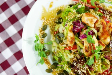 Lokantadaki lezzetli ana yemeğin yakın görüntüsü.