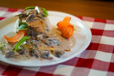 Lokantadaki lezzetli ana yemeğin yakın görüntüsü. 