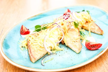 Tahta masadaki lezzetli ana yemek tabağının yakın çekimi. 