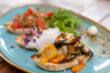 Lokantadaki lezzetli ana yemeğin yakın görüntüsü. 