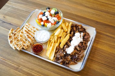 Lokanta masasındaki lezzetli jiroskopların yakın plan görüntüsü.