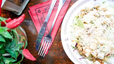 Lokantadaki lezzetli ana yemeğin yakın görüntüsü. 