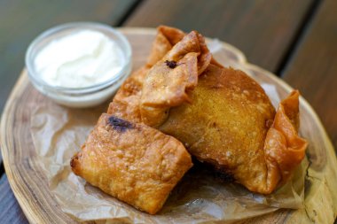 Restoran masasındaki lezzetli fast food yemeğinin yakın plan görüntüsü.