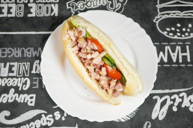 Restoran masasındaki lezzetli fast food yemeğinin yakın plan görüntüsü.