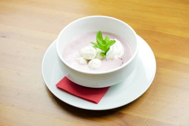 Lokanta masasının üstünde lezzetli tatlı manzarası.